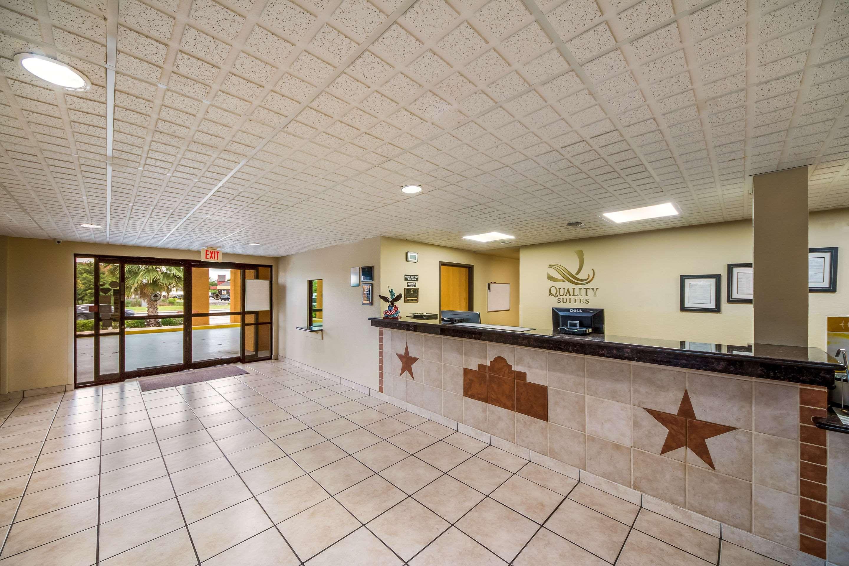 Quality Suites San Antonio Bagian luar foto