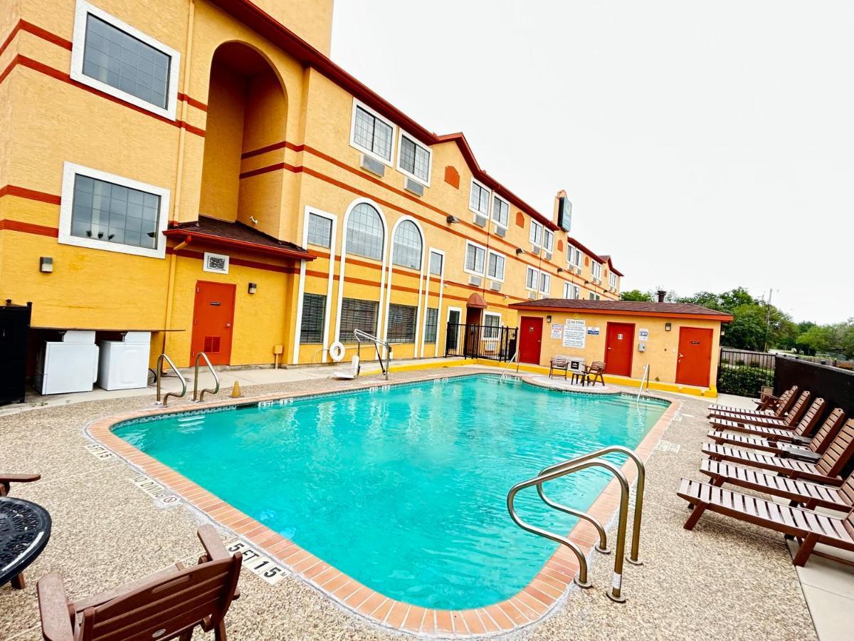 Quality Suites San Antonio Bagian luar foto
