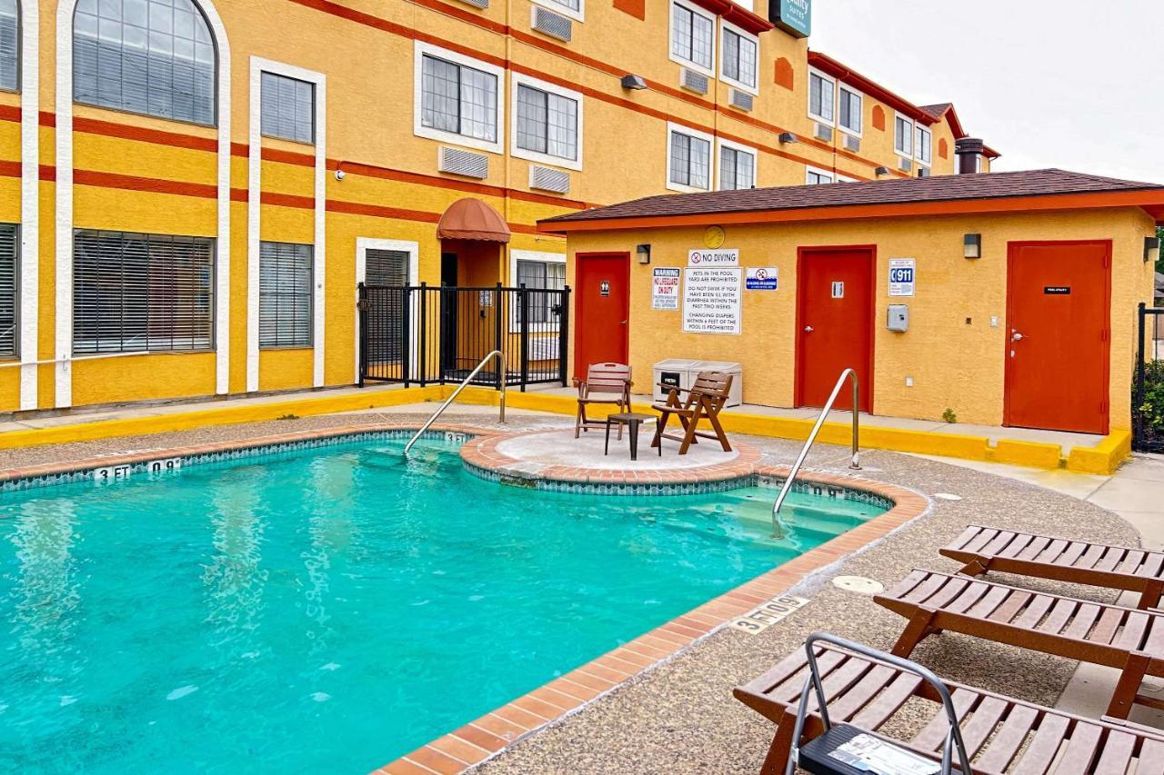 Quality Suites San Antonio Bagian luar foto