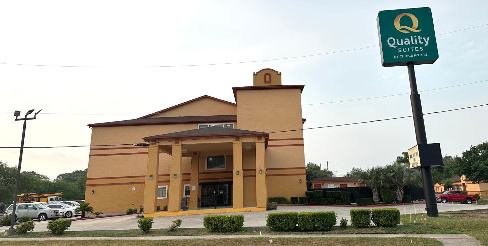 Quality Suites San Antonio Bagian luar foto