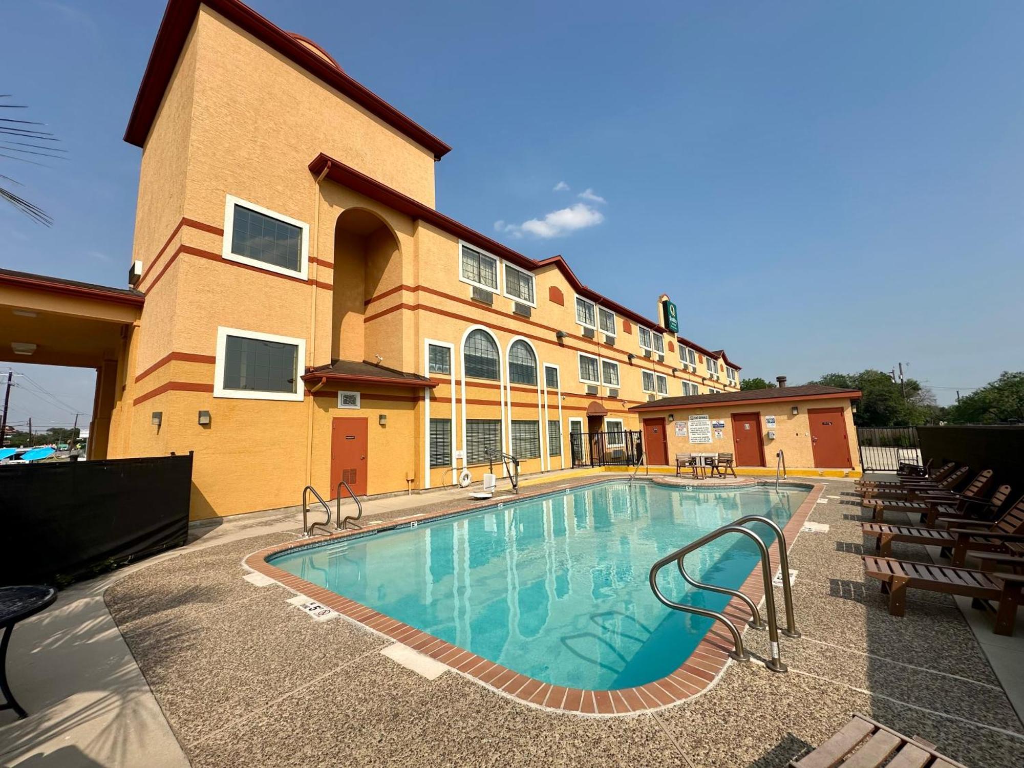 Quality Suites San Antonio Bagian luar foto